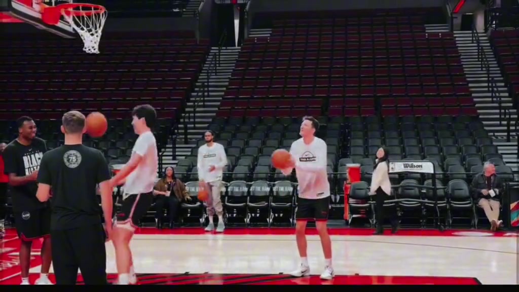 江南体育官网-挺搞笑！杨瀚森训练中秀胯下扣篮 新援克雷伊奇出镜